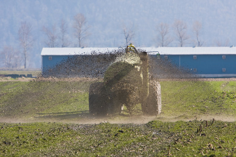 Tractor tail taenu ar fferm Tractor tail taenu ar fferm