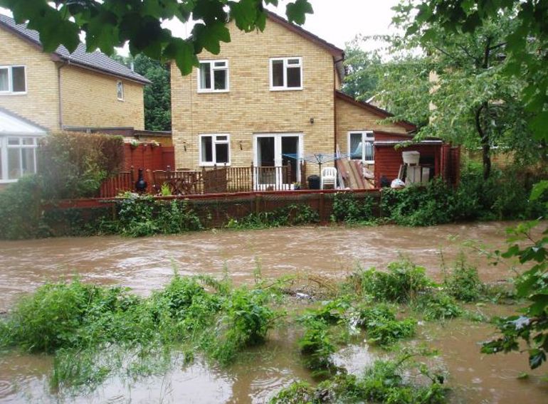 Afon wedi gorlifo tu ol i dai yn Ninas Powys, 2007 Afon wedi gorlifo tu ol i dai yn Ninas Powys, 2007