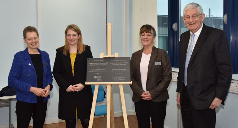 Llun o Dr Madeleine Havard, Hannah Blythyn, Dr Elizabeth Haywood a'r Athro Richard Davies o gwmpas y plac agoriadol Llun o Dr Madeleine Havard, Hannah Blythyn, Dr Elizabeth Haywood a'r Athro Richard Davies o gwmpas y plac agoriadol
