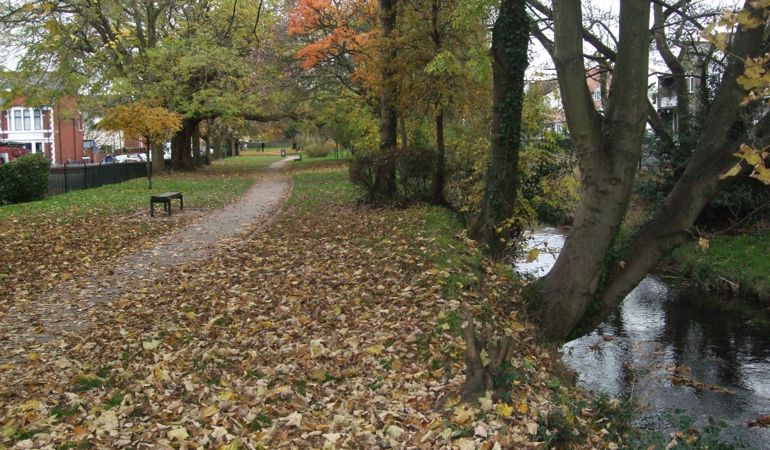 Golygfa o Nant Lleucu yn yr hydref gyda coed yn gordo lan yr afon a llwybr i'r chwith yn rhedeg trwy'r parc Golygfa o Nant Lleucu yn yr hydref gyda coed yn gordo lan yr afon a llwybr i'r chwith yn rhedeg trwy'r parc