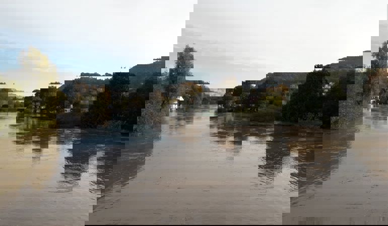 Ffoto o lefel afon uchel ar yr afon Gwy yn Nhrefynwy Ffoto o lefel afon uchel ar yr afon Gwy yn Nhrefynwy