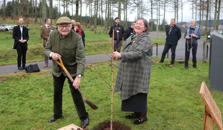 Dafydd Elis-Thomas yn plannu derwen yng Nghanolfan Ymwelwyr Garwnant CNC Dafydd Elis-Thomas yn plannu derwen yng Nghanolfan Ymwelwyr Garwnant CNC