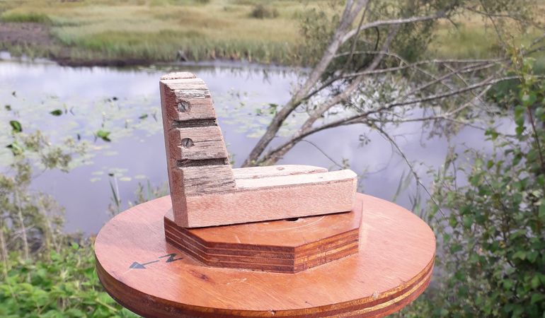 Postyn tynnu llun ar Warchodfa Natur Genedlaethol Cors Caron. Gallwch osod eich camera neu'ch ffôn yn y ffrâm bren a chymryd llun o'r dirwedd. Postyn tynnu llun ar Warchodfa Natur Genedlaethol Cors Caron. Gallwch osod eich camera neu'ch ffôn yn y ffrâm bren a chymryd llun o'r dirwedd.