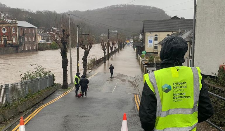 Llun © Clare Jones. Lefel afon uchel a stryd wedi'i lifogi ym Mhontypridd yn ystod Storm Dennis Llun © Clare Jones. Lefel afon uchel a stryd wedi'i lifogi ym Mhontypridd yn ystod Storm Dennis