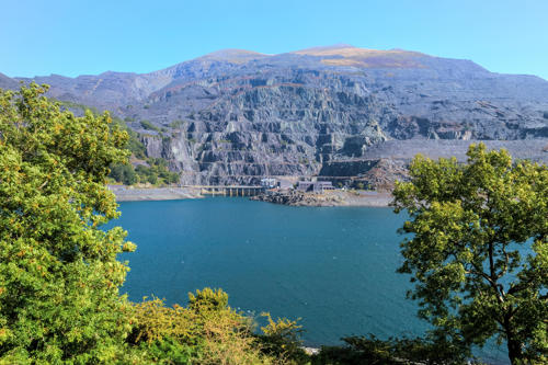 Gorsaf bŵer Dinorwig “Electric Mountain” Mae'r orsaf bŵer weithredol hefyd yn cael ei hyrwyddo fel atyniad i dwristiaid.